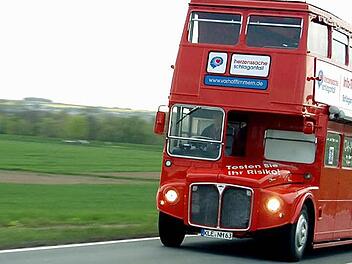Der zweistöckige Schlaganfall-Bus in London-Optik verfügt über knapp 50 Sitzplätze und zwölf Tische. Technisch ausgestattet ist er mit TV-Bildschirmen und mehreren Steckdosen für Laptops.  Foto: privat