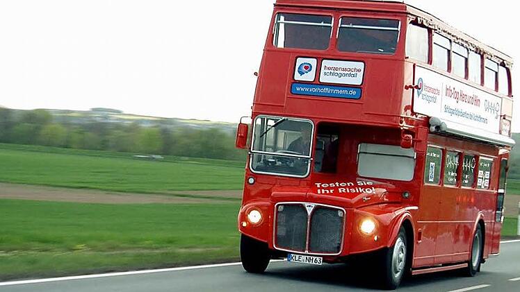 Der zweistöckige Schlaganfall-Bus in London-Optik verfügt über knapp 50 Sitzplätze und zwölf Tische. Technisch ausgestattet ist er mit TV-Bildschirmen und mehreren Steckdosen für Laptops.  Foto: privat