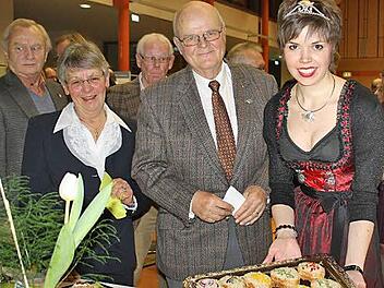Zum Abschluss des Abends referierte Christian Proske (Foto Mitte) über das Qualitätssiegel des Aischgründer Karpfens. Danach eröffnete er mit Ehefrau Wiltrud Proske und Karpfenkönigin Katrin Uano das Karpfenbuffet.  Fotos: Sonja Werner