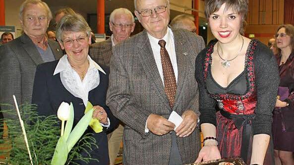 Zum Abschluss des Abends referierte Christian Proske (Foto Mitte) über das Qualitätssiegel des Aischgründer Karpfens. Danach eröffnete er mit Ehefrau Wiltrud Proske und Karpfenkönigin Katrin Uano das Karpfenbuffet.  Fotos: Sonja Werner