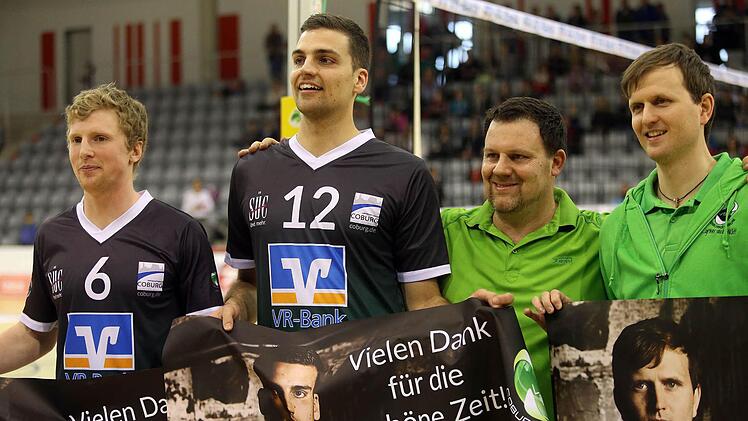 Bei der Verabschiedung in der HUK-Coburg-Arena (von links): Max Meuter, Patrick Speta, Michael Dehler und Benjamin Kucera.