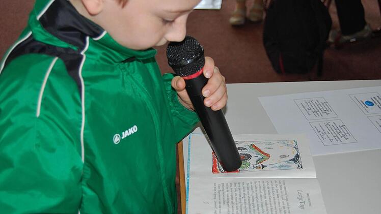 Grundschüler Kevin gibt eine Kostprobe seiner Lesekompetenz. Foto: Dobschütz