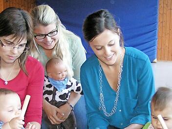 Ulrike Gräf (2.v.r.) macht mit Müttern und ihren Kindern Musik.  Foto: Heidi Amon