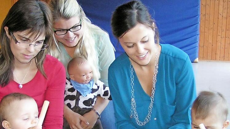 Ulrike Gräf (2.v.r.) macht mit Müttern und ihren Kindern Musik.  Foto: Heidi Amon