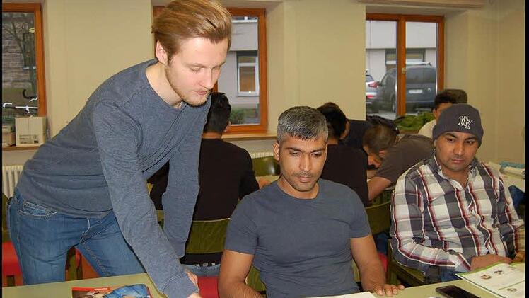 Zweimal in der Woche unterrichtet Robin Höhn junge Flüchtlinge in deutscher Sprache und macht sie darüber hinaus auch mit dem Leben in Coburg bekannt. Foto: Helke Renner