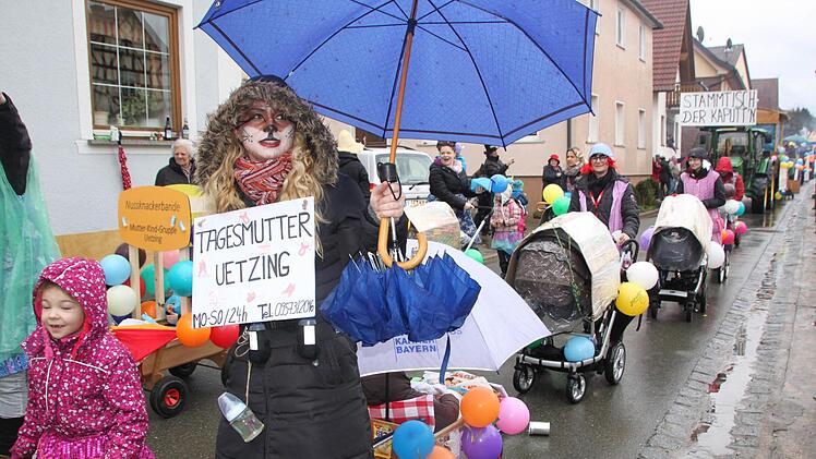 Der "Döberten-Express" trifft in Uetzing ein. Foto: Matthias Einwag