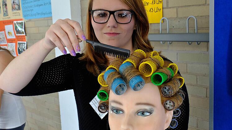 Die unterschiedlichsten Branchen waren bei den Präsentationen der Lernaufgaben anzutreffen, darunter auch das Friseurhandwerk.  Foto: Gerd Schaar