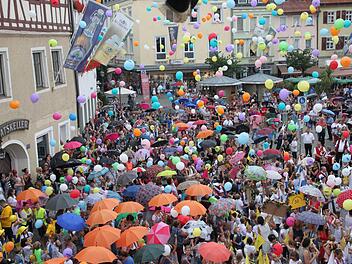 Als die Kinder auf dem Marktplatz ihre Luftballons in den Himmel steigen ließen, setzte der Regen ein. Fotos: Stephan Stöckel