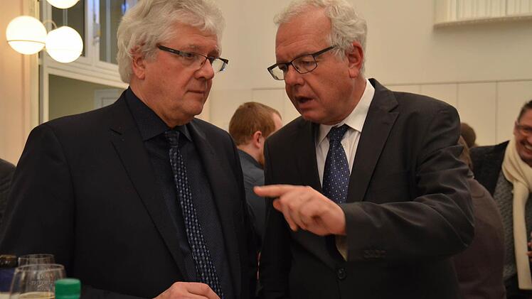 Thomas Kreuzer, Vorsitzender der CSU-Fraktion im Bayerischen Landtag, war nicht nur Gastredner beim Neujahrsempfang, sondern auch begehrter Gesprächspartner. Hier unterhält er sich mit Helmut Schreiner, dem Schulleiter des Frobemnius-Gymnasiums Hammelburg. Foto: Kathrin Kupka-Hahn