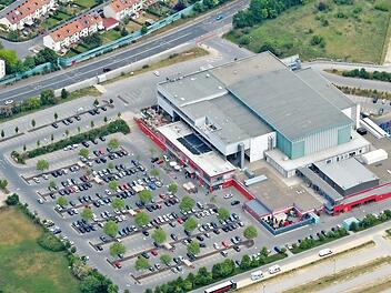 Ein neues Wohnbaugebiet auf dem Gelände der Arena an der Forchheimer Straße? Im Rathaus will eine Projektgruppe bis 2019 klären, wie der Bamberger Basketball wettbewerbsfähig gehalten werden kann. Damit verbunden ist auch die Frage, was mit der 2001 über einem Supermarkt eröffneten Halle geschieht, sollte andernorts eine neue gebaut werden.   Fotos: Rinklef