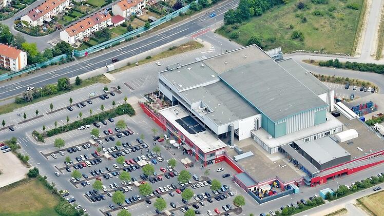 Ein neues Wohnbaugebiet auf dem Gelände der Arena an der Forchheimer Straße? Im Rathaus will eine Projektgruppe bis 2019 klären, wie der Bamberger Basketball wettbewerbsfähig gehalten werden kann. Damit verbunden ist auch die Frage, was mit der 2001 über einem Supermarkt eröffneten Halle geschieht, sollte andernorts eine neue gebaut werden.   Fotos: Rinklef
