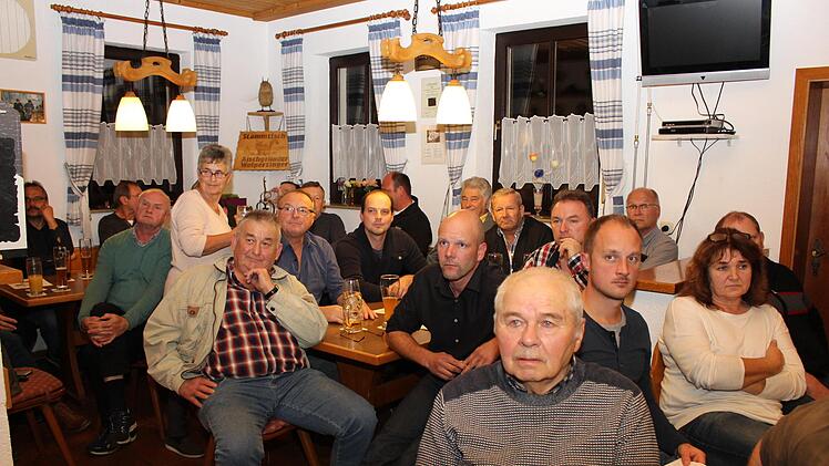 Die Bürger hörten interessiert zu.Evi Seeger