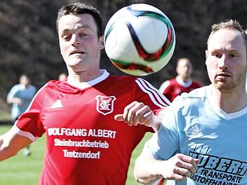 SC Trossenfurt - TSV Kirchaich. Sie haben den Ball fest im Blick: der Trossenfurter Mike Hubert (l.) und der Kirchaicher Fabian Burger Foto: G&uuml;nther Geiling