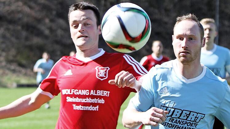 SC Trossenfurt - TSV Kirchaich. Sie haben den Ball fest im Blick: der Trossenfurter Mike Hubert (l.) und der Kirchaicher Fabian Burger Foto: G&uuml;nther Geiling