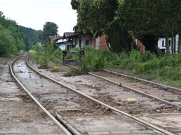 Am Tag  danach: die  verschlammten Schienen nahe dem Frensdorfer BahnübergangFoto: Ronald Rinklef