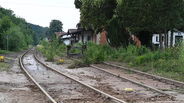 Am Tag  danach: die  verschlammten Schienen nahe dem Frensdorfer BahnübergangFoto: Ronald Rinklef