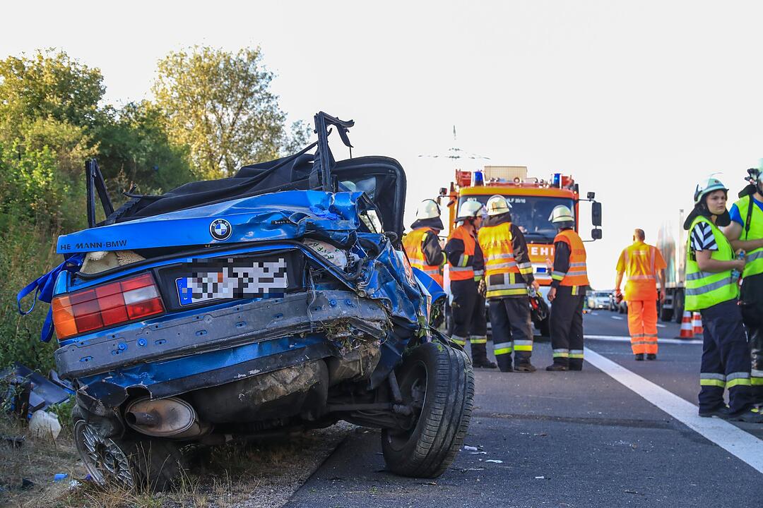 Schwerer Unfall auf A73: Cabrio überschlagen - zwei Menschen schwer verletzt
