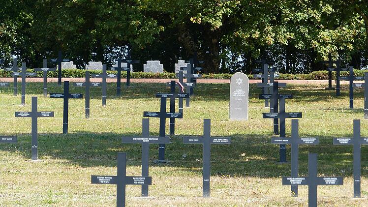 Vor 100 Jahren endete der erste Weltkrieg, der zahllose Opfer gefordert  hat. Nahe dem 300-Einwohner-Ort Consenvoye im französischen Departement  Meuse liegt dieser Soldatenfriedhof. Hier sind eine Krankenschwester,  11.146 deutsche und 63 Gefallene anderer Nationen beigesetzt. Foto: Edgar  Bartl