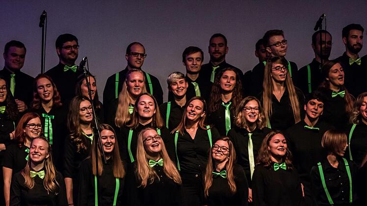 Mitreißend lebendigen Gesang demonstrierte der Coburger Hochschulchor "Die Klangfänger" bei seiner Musik zum Advent unter der Leitung von Moritz Metzner.Foto: Jochen Berger