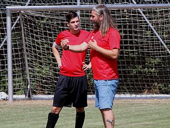 Der Untersteinbacher Trainer Kari Reyr Jonsson-Beck (rechts) im Gespräch mit seinem Spieler Marco Behringer.  Foto: Günther Geiling