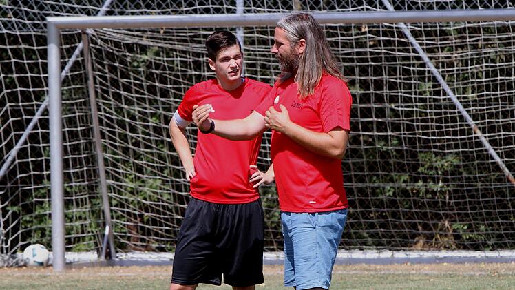 Der Untersteinbacher Trainer Kari Reyr Jonsson-Beck (rechts) im Gespräch mit seinem Spieler Marco Behringer.  Foto: Günther Geiling
