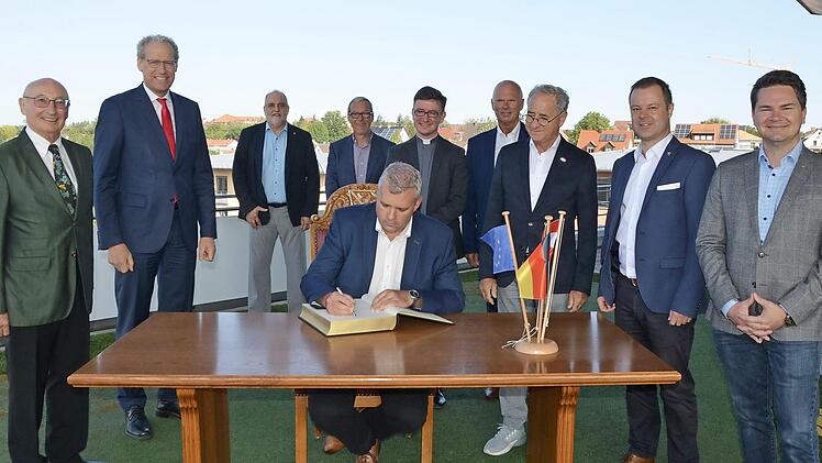 Der neue Bürgermeister von Wolfsberg, Hannes Primus, trug sich ins Goldene Buch der Stadt Herzogenaurach ein.  Fotos: Bernhard Panzer