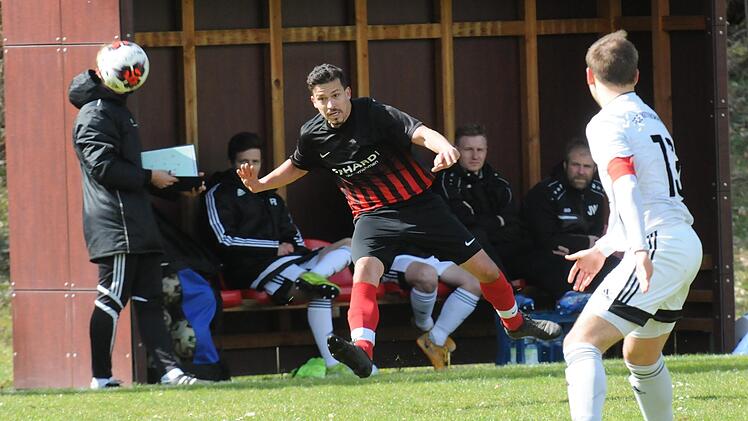 Nur Fu&szlig;ball im Kopf? Witziger Schnappschuss am Rande des Kreisliga-Spiels zwischen dem FC Reichenbach und FC Rottershausen. Foto: ssp