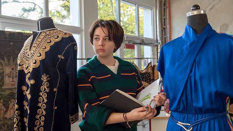 Tara (Paula Schindler) hat ihr Jurastudium in München abgebrochen und möchte nun Schneiderin werden. Und sie hat jede Menge Talent, wie nicht nur Schuldirektorin Katharina und ihr Gastdozent Erik feststellen.