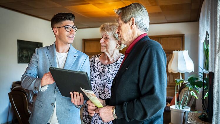 DSDS-Sieger Davin Herbrüggen (links) hat sich als Pflegeberater selbstständig gemacht.