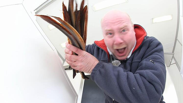Michael Brockmann brüllt, damit die Leute seinen toten Fisch kaufen.