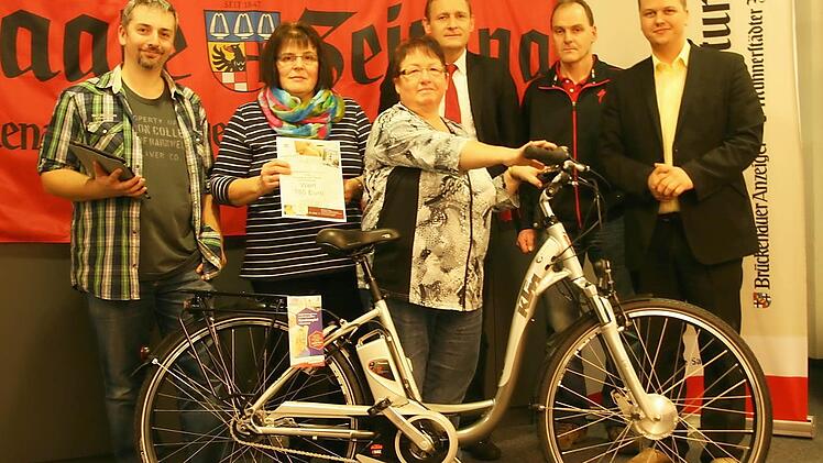 Preisübergabe zum Gewinnspiel "165 Jahre Saale-Zeitung": Roland Schmitt, Maria Mihm, Anita Hofstetter, Anzeigen-Verkaufsleiter Toni Neuber, Stefan Brand und Sven Wedler.  Foto: Hans-Jürgen Burdack