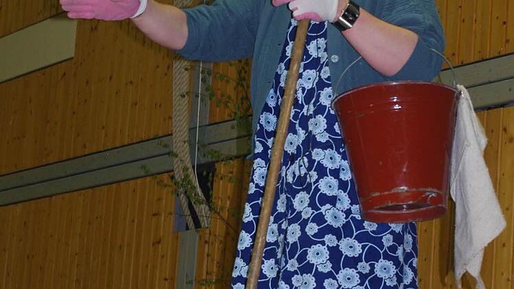 Michael Hammer als neue Putzfrau der Gemeinde Wilhelmsthal