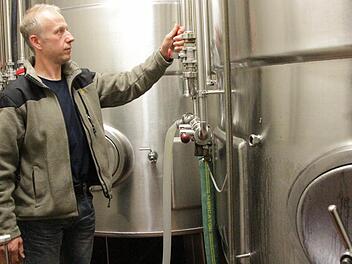 Brauer Georg Meister achtet auf Hygiene. Bier ist schließlich ein Grundnahrungsmittel.  Foto: Josef Hofbauer