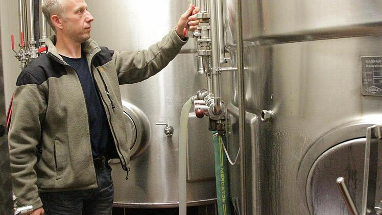 Brauer Georg Meister achtet auf Hygiene. Bier ist schließlich ein Grundnahrungsmittel.  Foto: Josef Hofbauer