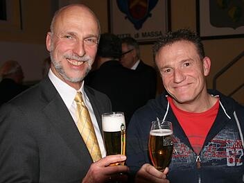 Oberbürgermeister Kay Blankenburg mit Überraschungsgast Michl Müller beim Neujahrsempfang im Tattersall. Foto: Carmen Schmitt