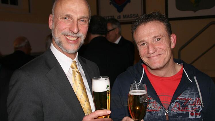 Oberbürgermeister Kay Blankenburg mit Überraschungsgast Michl Müller beim Neujahrsempfang im Tattersall. Foto: Carmen Schmitt
