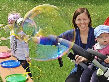 Christina Miller und ihre beiden Töchter Nora und Ella genießen den Aktivspielplatz.  Fotos: Peter Rauch