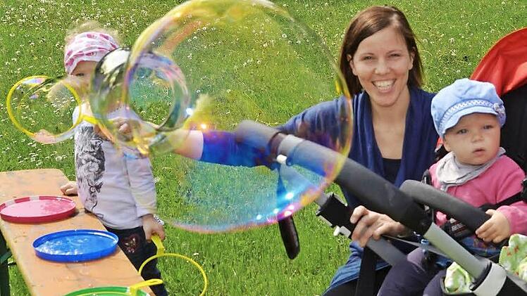 Christina Miller und ihre beiden Töchter Nora und Ella genießen den Aktivspielplatz.  Fotos: Peter Rauch