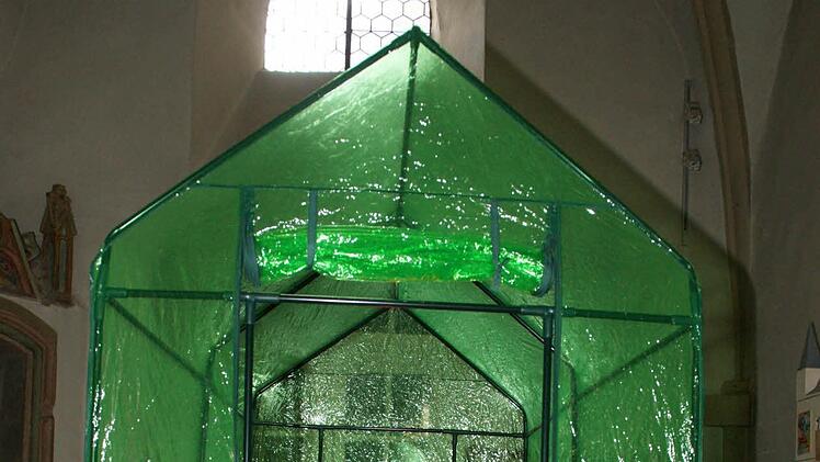 Die Stadtpfarrkirche St. Michael in Zeil ist einer von zehn Ausstellungsorten in Unterfranken, die in diesem Jahr zum Projekt "Zeitgleich - Zeitzeichen" des Verbandes Bildender Künstler gehören. Gabi Weinkauf präsentiert hier ihre Installation "Scham".  Foto: Sabine Weinbeer