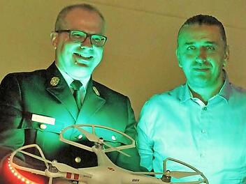 Kreisbrandrat Timm Vogler präsentierte den Quadrocopter. Daneben Ralf Karlisch von der RK-Montage GmBH. Fotos: Theresa Hirschberg