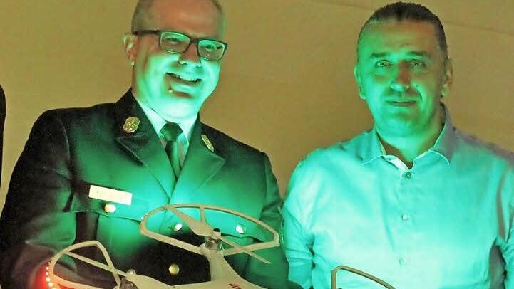 Kreisbrandrat Timm Vogler präsentierte den Quadrocopter. Daneben Ralf Karlisch von der RK-Montage GmBH. Fotos: Theresa Hirschberg