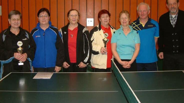 Adda Schmitt (3.v.li.) gewann sich bei den Tischtennis-Bezirksmeisterschaften der Senioren zwei Silbermedaillen. Fotos: privat