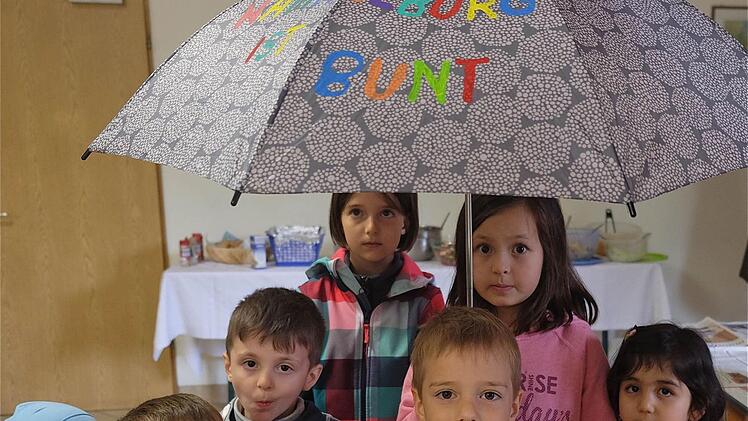 "Hammelburg ist bunt". Unter dem Schirm fühlt sich der junge Nachwuchs wohl behütet.  Foto: Gerd Schaar