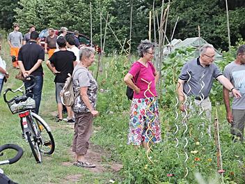 Bei der Einweihungsfeier wurden die ersten gärtnerischen Erfolge der ausländischen Bürger in Augenschein genommen. Dabei tauschte man gerne auch Erfahrungen und Tipps aus.  Foto: Helmut Will