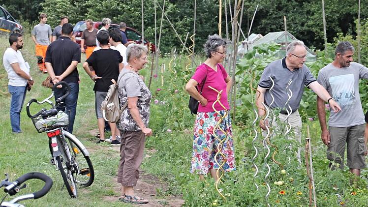 Bei der Einweihungsfeier wurden die ersten gärtnerischen Erfolge der ausländischen Bürger in Augenschein genommen. Dabei tauschte man gerne auch Erfahrungen und Tipps aus.  Foto: Helmut Will