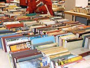 Meterweise B&uuml;cher gibt es beim Flohmarkt des WfbM-F&ouml;rderkreises im Foyer der Stadthalle. Foto: Archiv/so