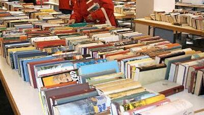 Meterweise B&uuml;cher gibt es beim Flohmarkt des WfbM-F&ouml;rderkreises im Foyer der Stadthalle. Foto: Archiv/so