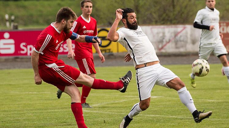 TSV Weißenbrunn - SpVgg Lettenreuth: Aus günstiger Position versucht sich der Weißenbrunner Kapitän Thümlein (rotes Trikot) mit einem Weitschuss, der aber von Mehmet Catlakcan abgeblockt werden kann.  Foto: Heinrich Weiß