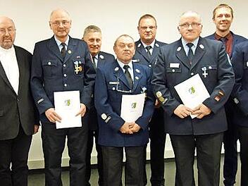 Dank für langjähriges Engagement gab es bei einem Ehrungsabend für langjährige Feuerwehr-Aktive im Rödentaler Gerätehaus. Foto: Doris Weidner