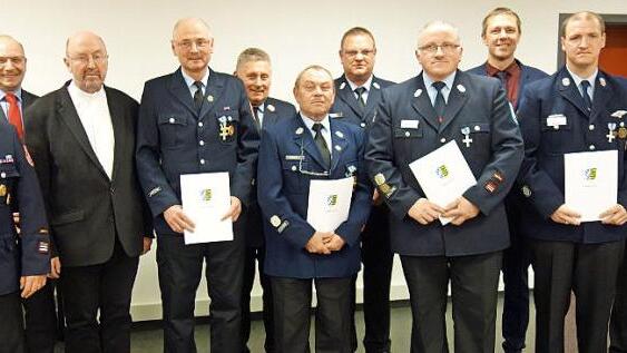 Dank für langjähriges Engagement gab es bei einem Ehrungsabend für langjährige Feuerwehr-Aktive im Rödentaler Gerätehaus. Foto: Doris Weidner